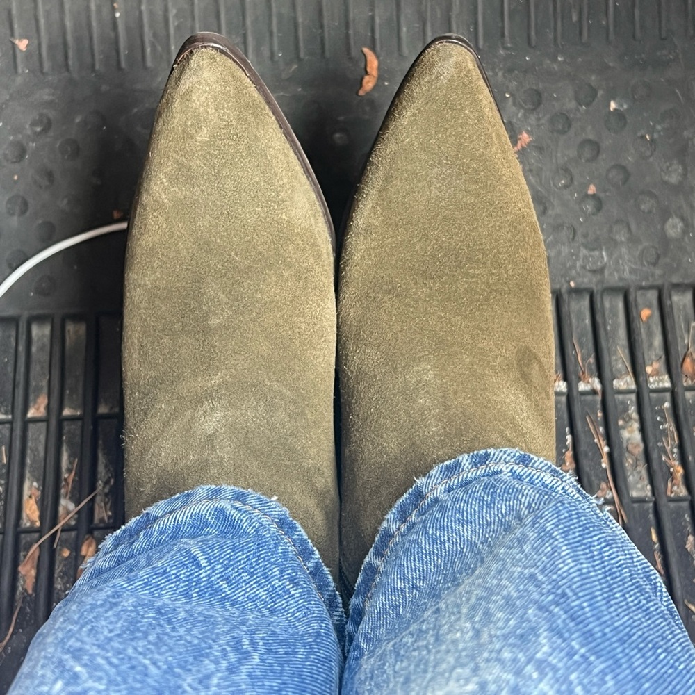 Super cute booties! Perfect for fall and winter.